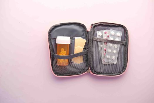 Reiseapotheke: 14 Dinge, die du wirklich brauchst 🎒