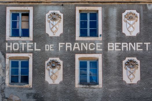 Frankreich: Warum ich nach 47 Nächten nie mehr im selben Bett schlafe 🛏️