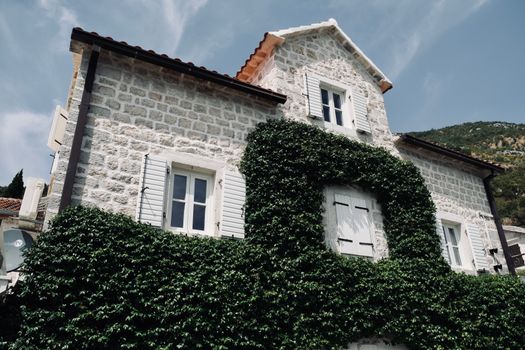 Montenegro schlafen: Vom Hostelbett zur Stein-Villa 🏔️