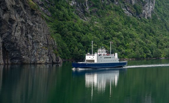 Fähren im Mittelmeer und Nordsee: So buchst du richtig 🚢