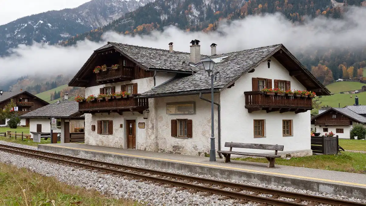 Kleine Bahnstation in einem italienischen Bergdorf mit Blick auf die Gleise