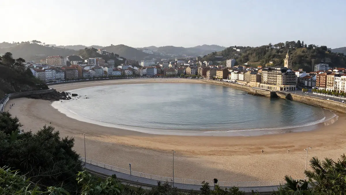 Panorama der Bucht von San Sebastián mit Strand und Altstadt