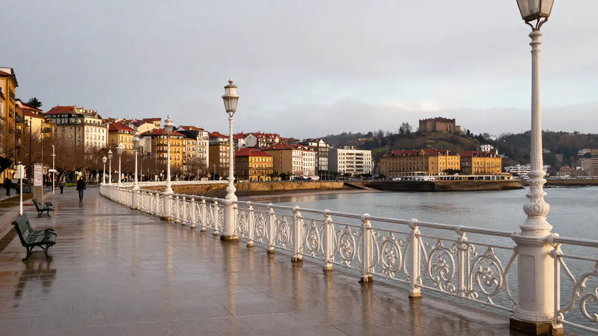 Strandpromenade von San Sebastián mit Blick auf die Bucht