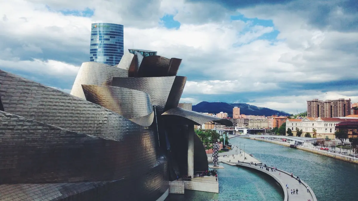 Guggenheim Museum Bilbao an der Nervión-Mündung