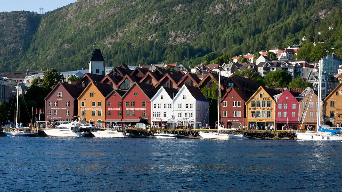 Bergen und die klassische Fjordrunde mit Zug und Fähre selbst planen