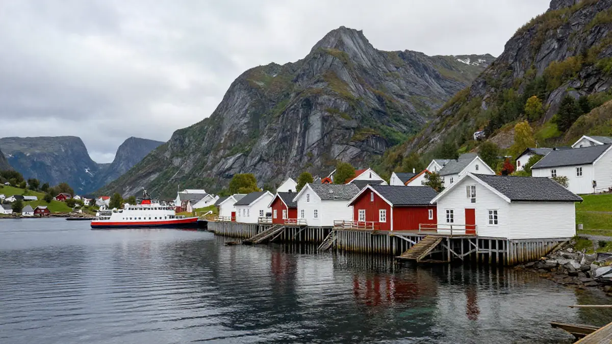Der Hafen von Flåm mit dem kleinen Ort und den umliegenden Bergen