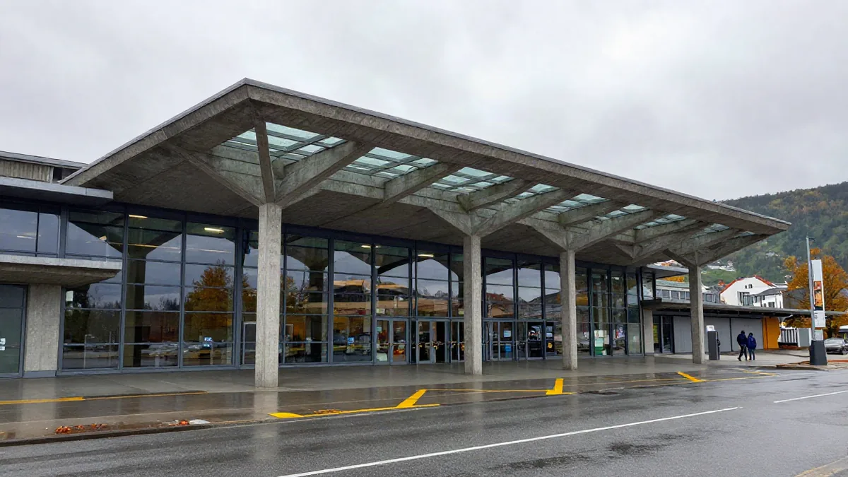 Der Bahnhof von Bergen mit dem charakteristischen Dach