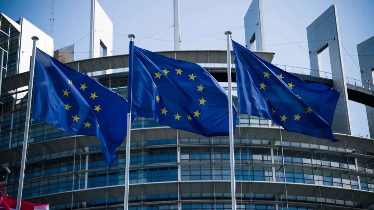 EU-Flaggen vor dem Europäischen Parlament in Straßburg