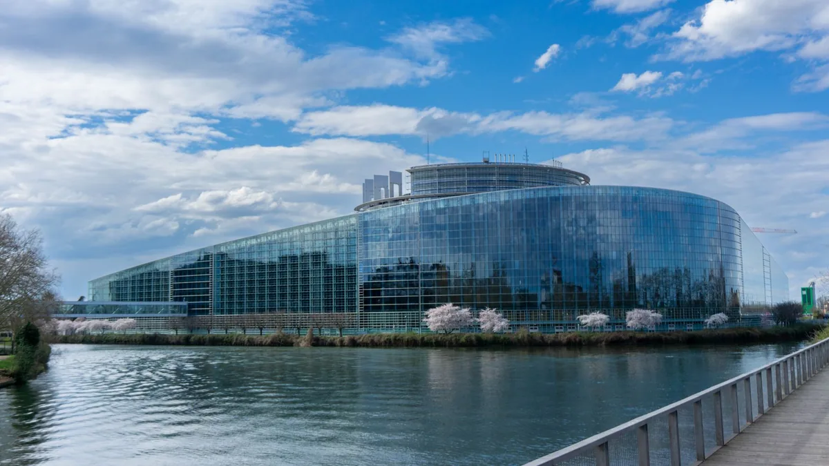 Blick auf das Europäische Parlament in Straßburg bei blauem Himmel
