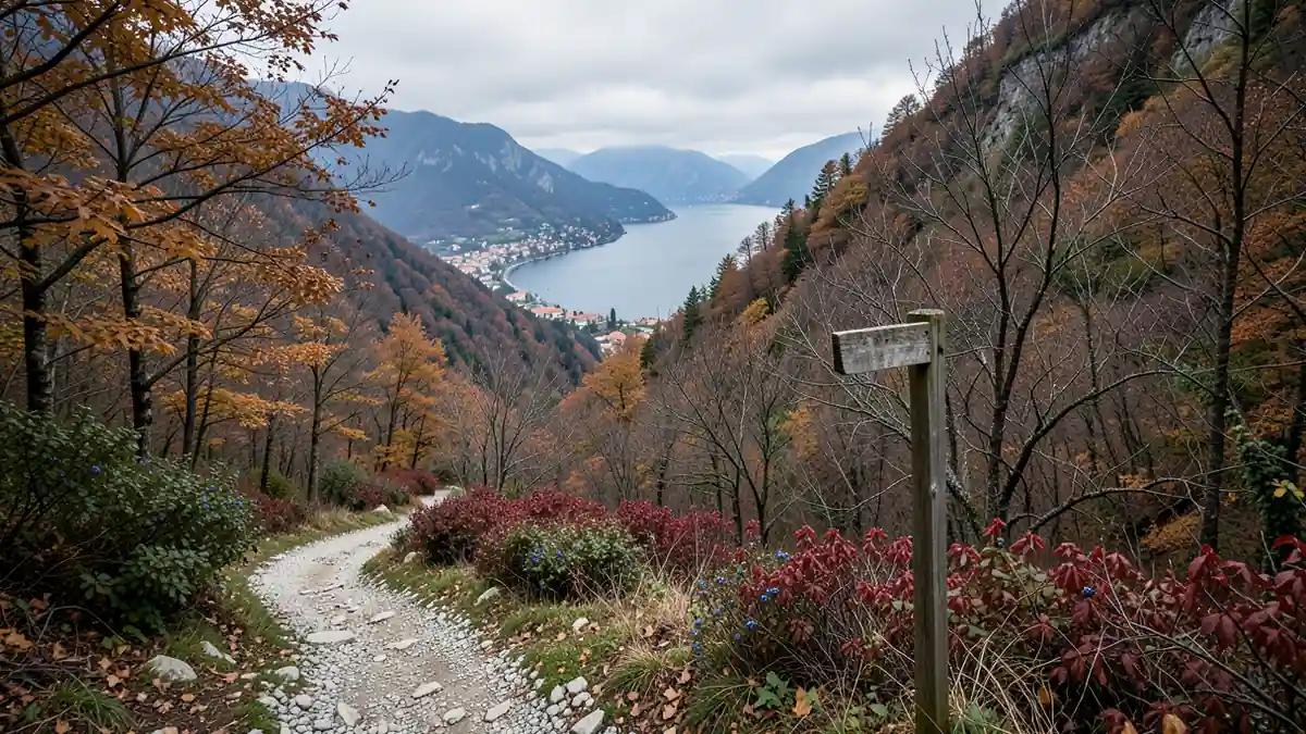 Höhenweg am Monte Baldo mit Blick auf den Gardasee und herbstlich gefärbte Hänge