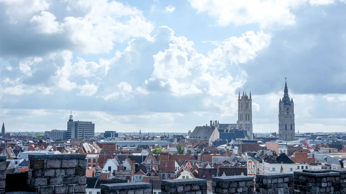 Blick auf den Genter Belfried und die St.-Bavo-Kathedrale über die Dächer der Altstadt