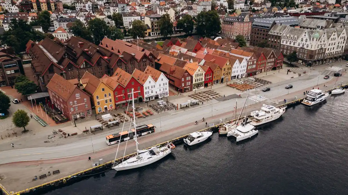 Hafen von Bergen mit bunt bemalten Speicherhäusern am Wasser