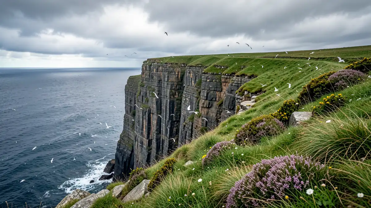 Klippen von Slieve League mit grasbewachsenem Plateau und Atlantik