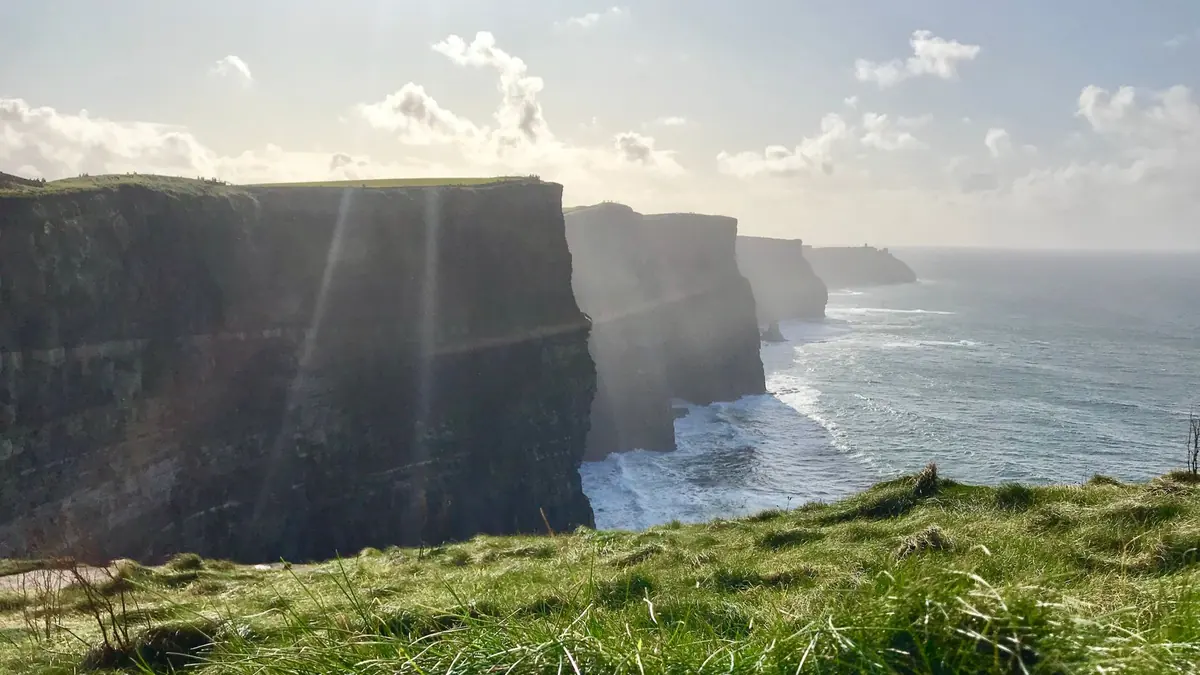Cliffs of Moher mit steil abfallenden Felswänden und Gischt