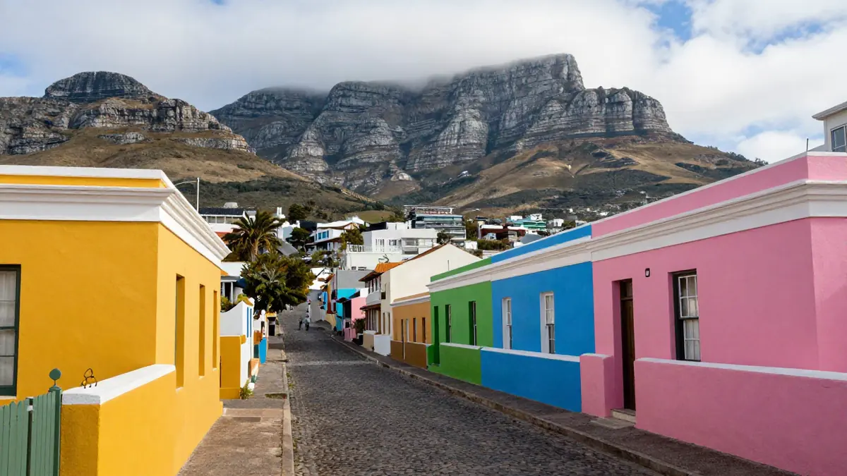 Bunte Häuserzeile im Bo Kaap mit Blick auf den Tafelberg
