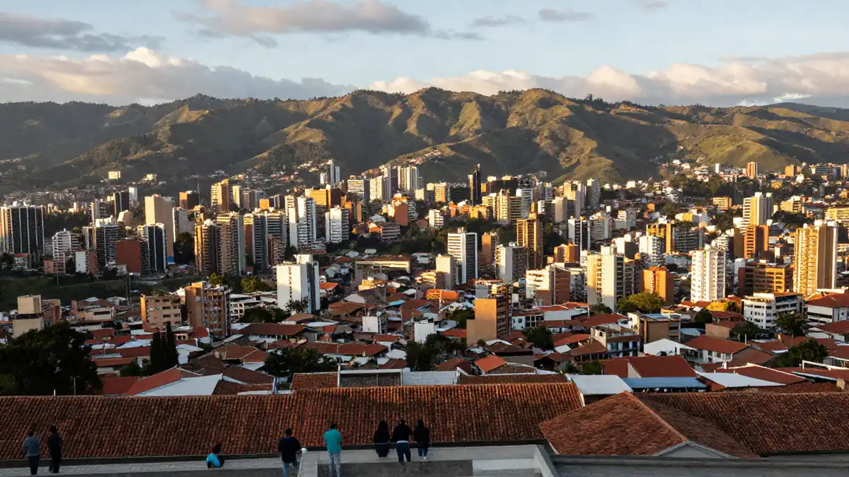 Blick über die Dächer von Bogotá mit den Anden im Hintergrund