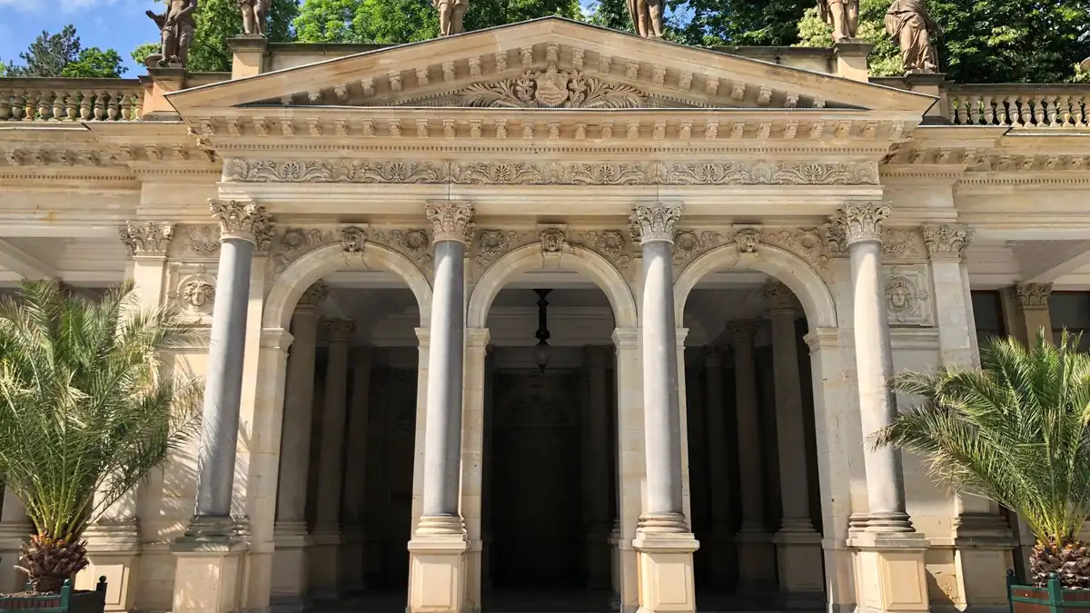 Historische Kolonnade mit Mineralquelle in Karlsbad am Morgen