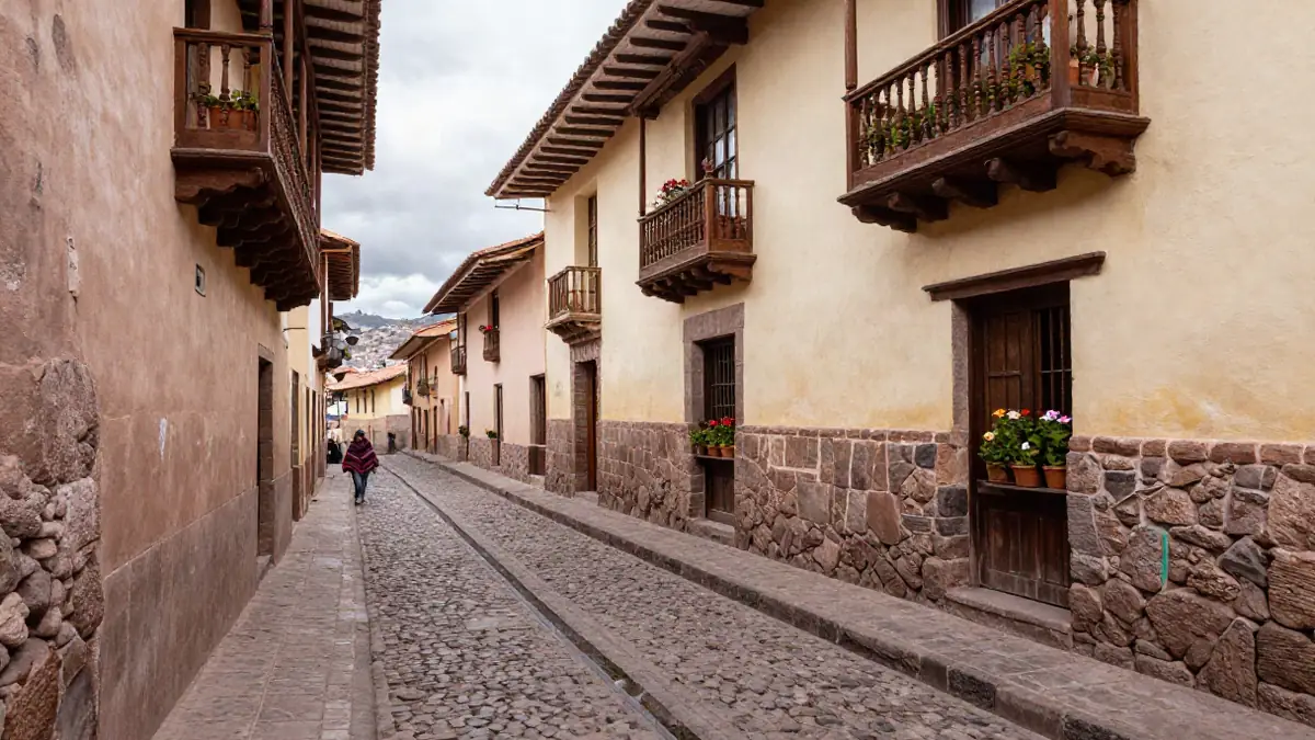 Gepflasterte Gasse in Cusco mit kolonialen Fassaden und Andenmauerwerk