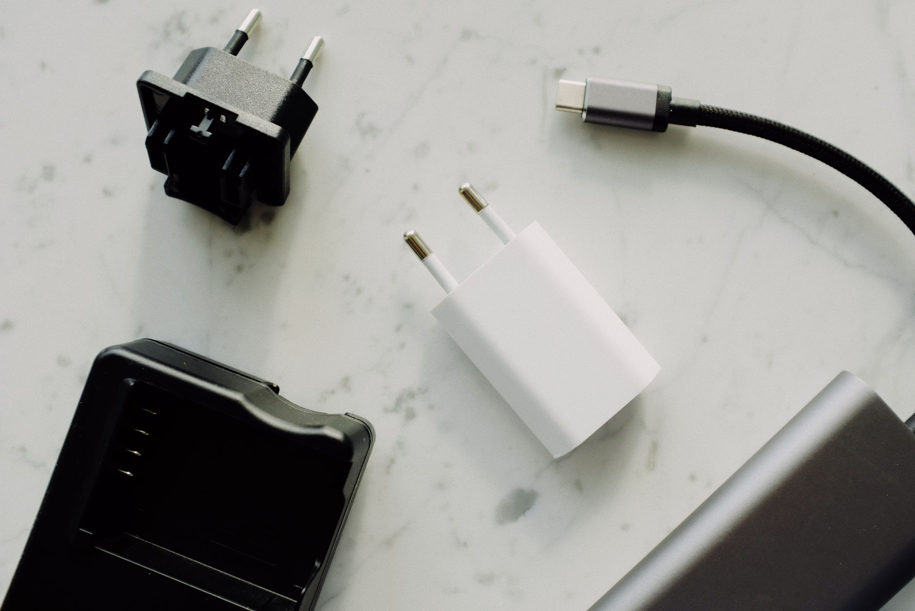 Reiseadapter Strom weltweit: Stecker, Spannung, Powerbanks