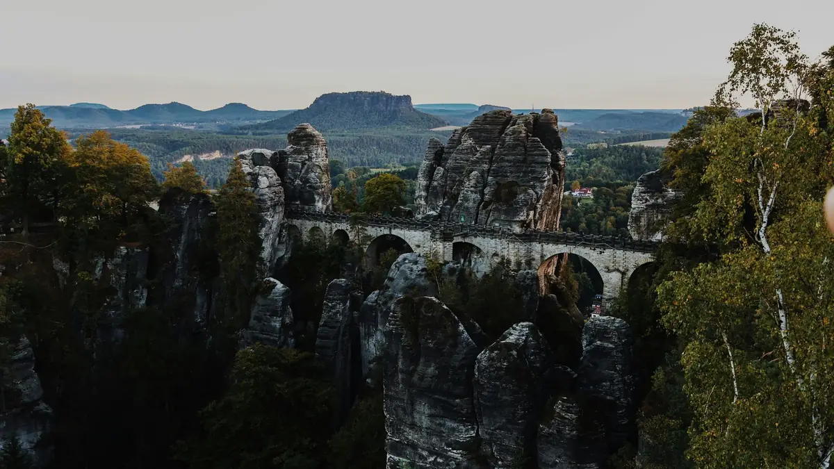 Die Basteibrücke im Morgenlicht ohne Menschen