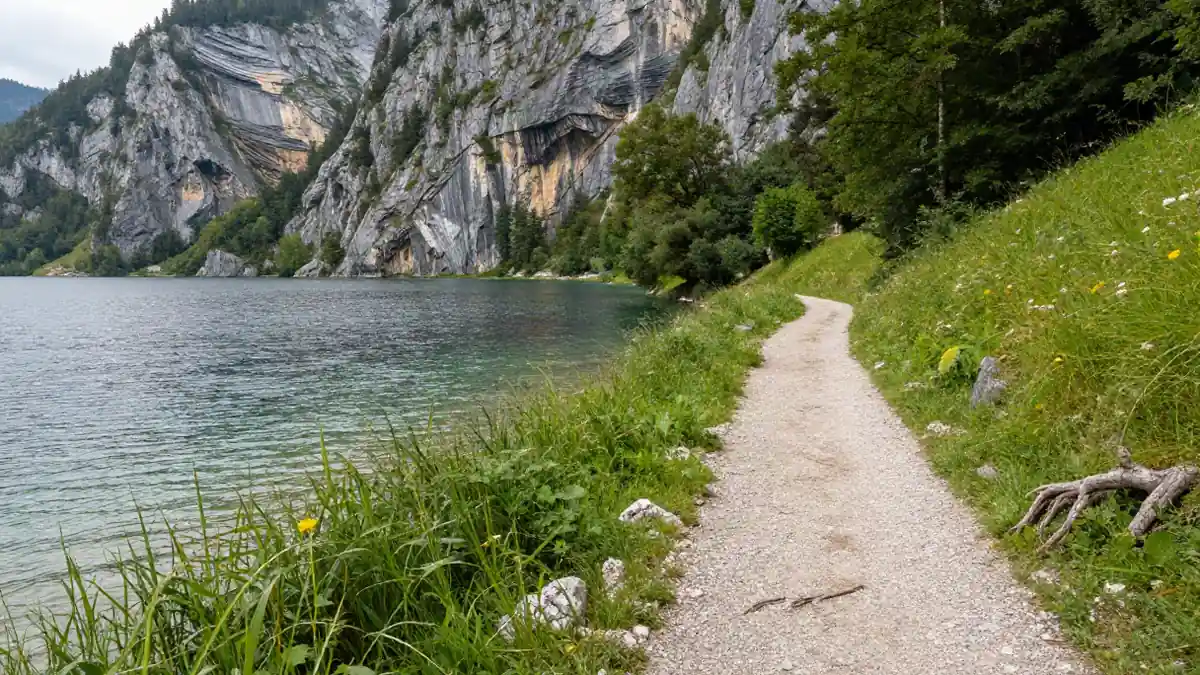 Wanderweg am Ufer des Grundlsees mit Blick auf die Felswände