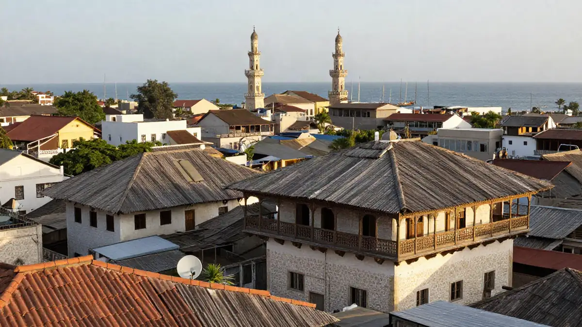 Blick über die Dächer von Stone Town mit Minaretten und Meer