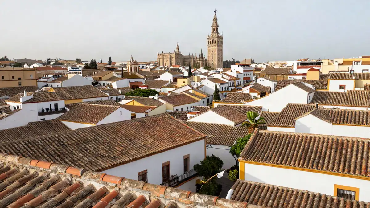 Blick über die Dächer der Altstadt von Sevilla mit Giralda im Hintergrund