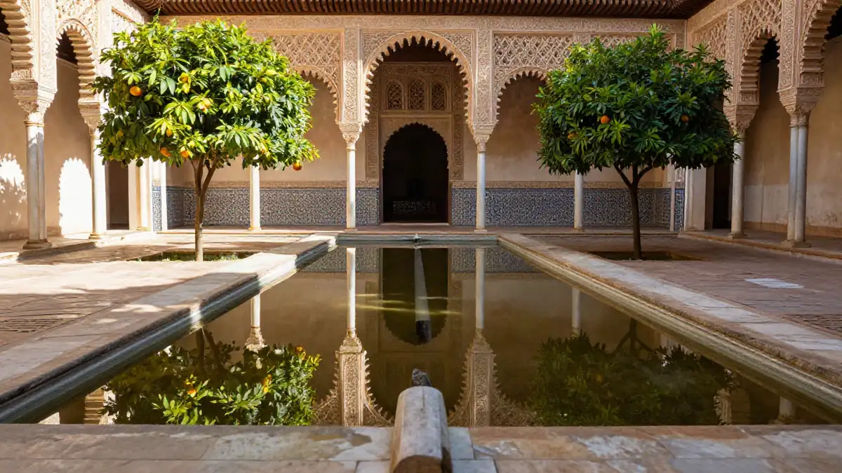Innenhof des Alcázar mit Wasserbecken und Orangenbäumen