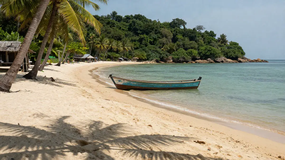 Strand mit Palmen und türkisem Wasser in Kambodscha