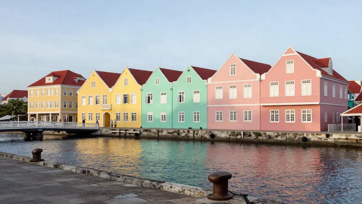 Palmenstrand mit Sonnenuntergang und ruhigem Meer